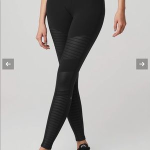 Alo High Waisted Moto Leggings black/black gloss color - Small